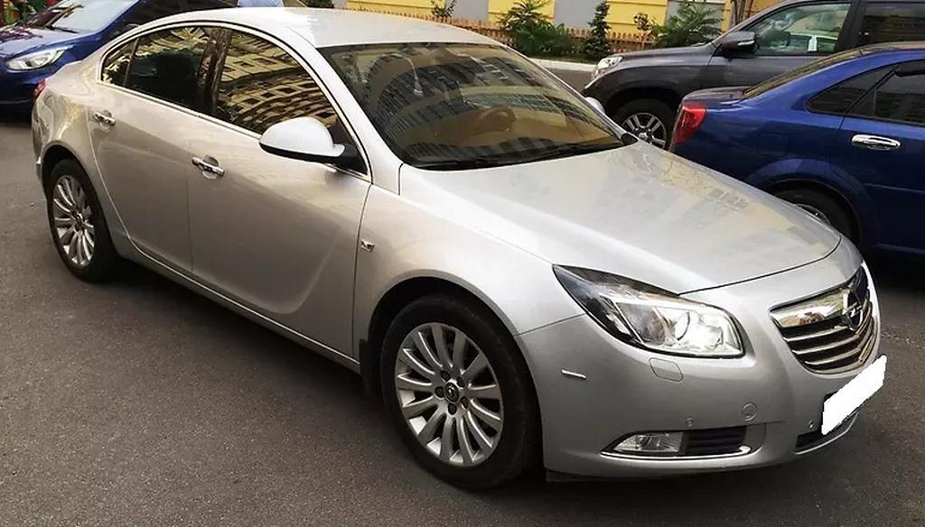 серый седан Опель