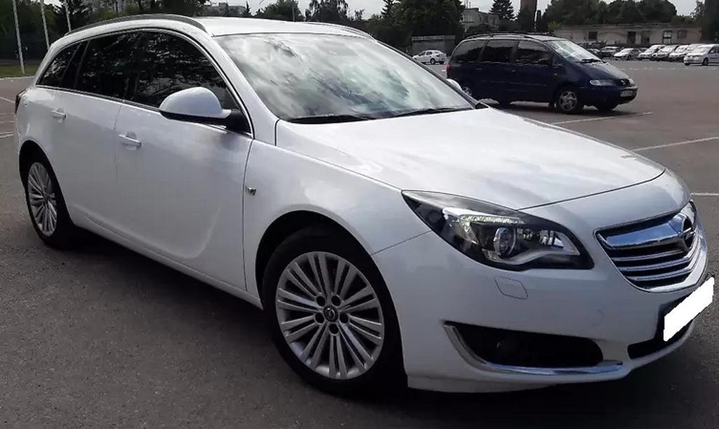 белый Опель универсал