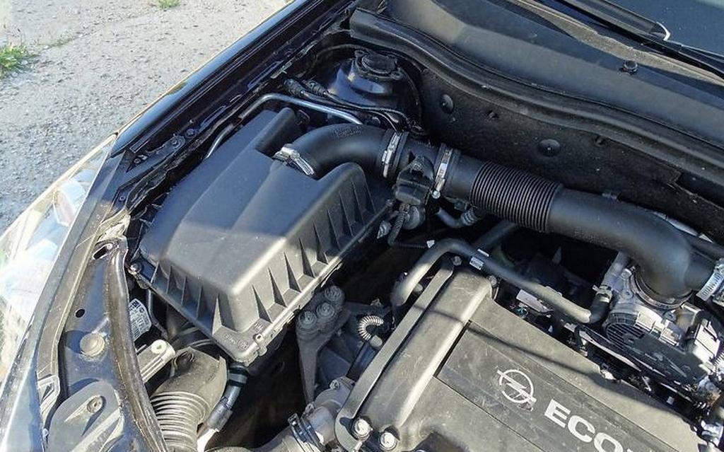 корпус воздушного фильтра под капотом