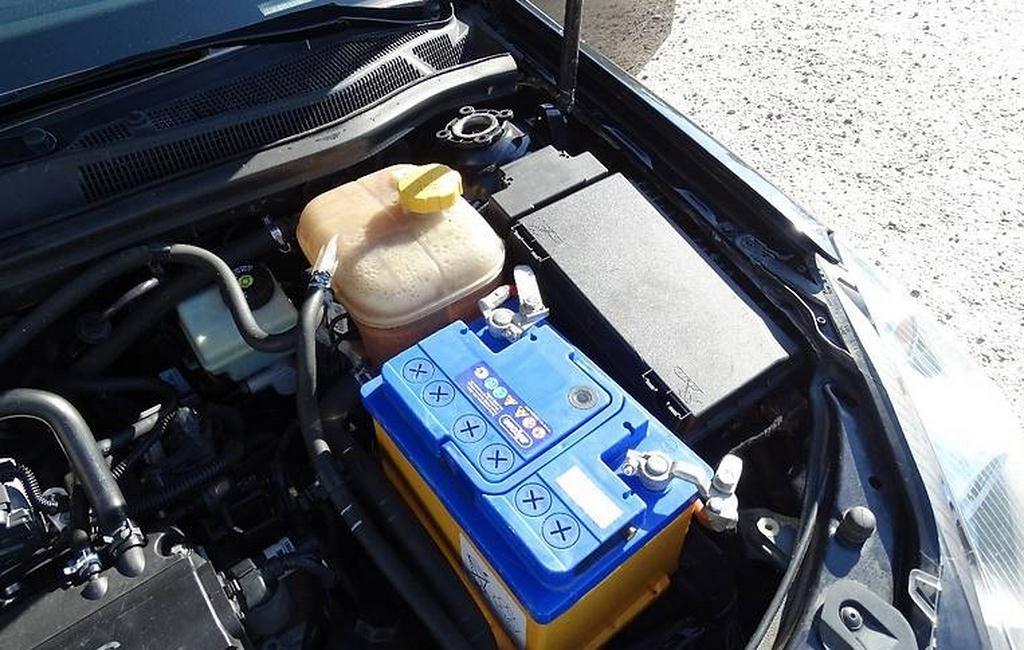 аккумулятор и бачок с охлаждающей жидкостью