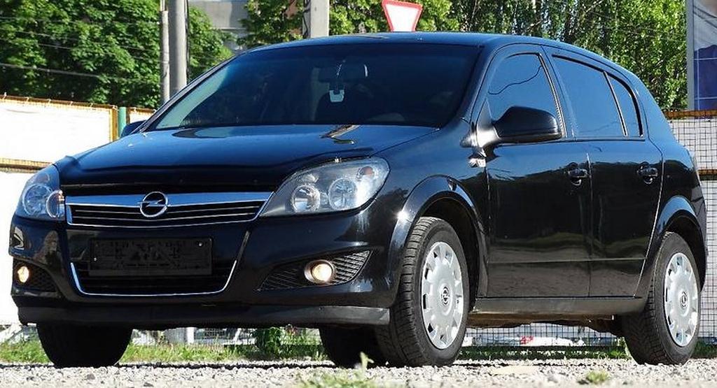 черный Опель Астре спереди