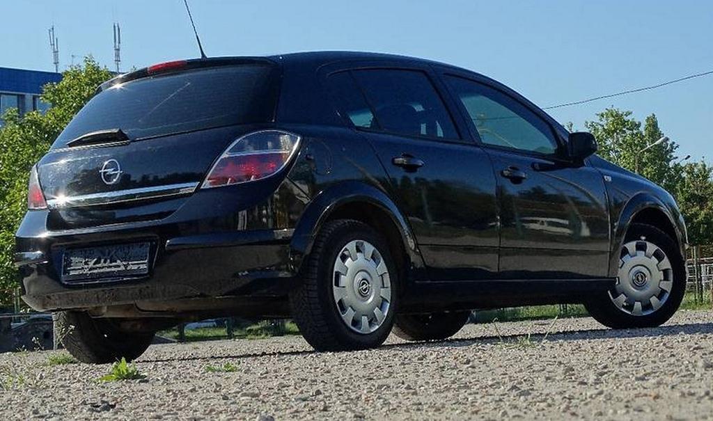 черная Астра хетчбек