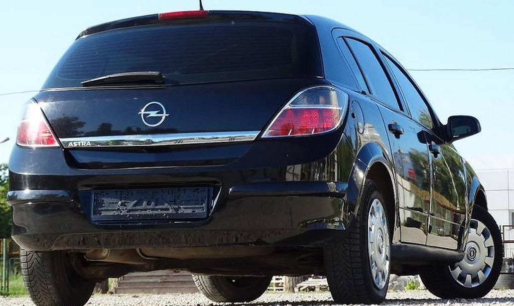 черный Опель сзади