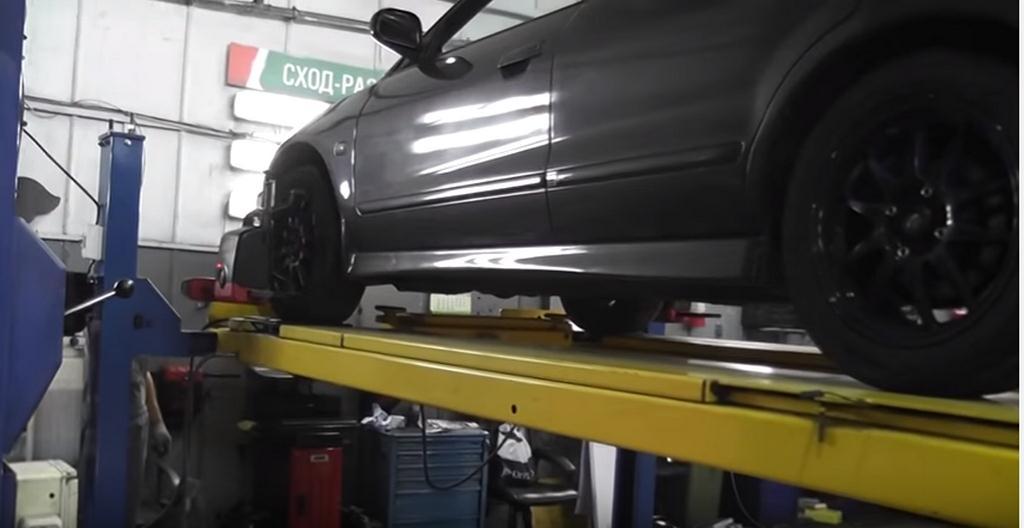 Опель на стенде сход-развала
