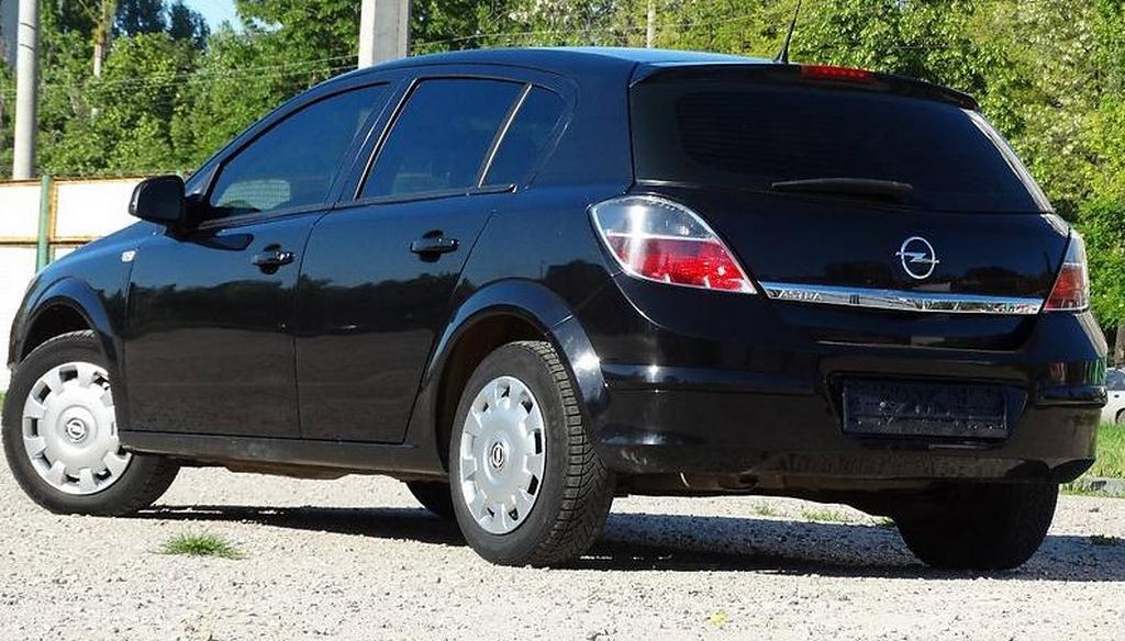 Опель Астра хетчбек сзади