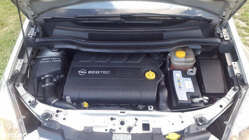 открытый капот на Опеле