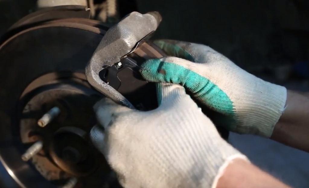 демонтаж тормозных колодок