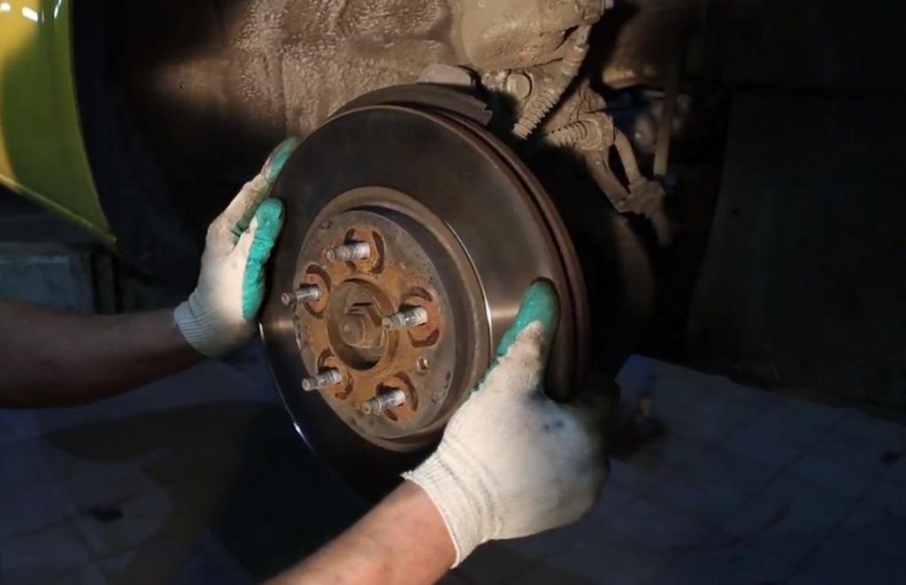 демонтаж тормозного диска на Опеле