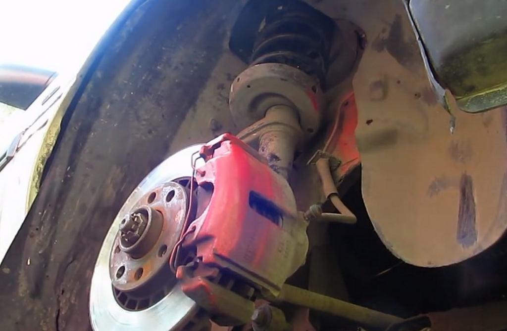 красный тормозной суппорт на диске