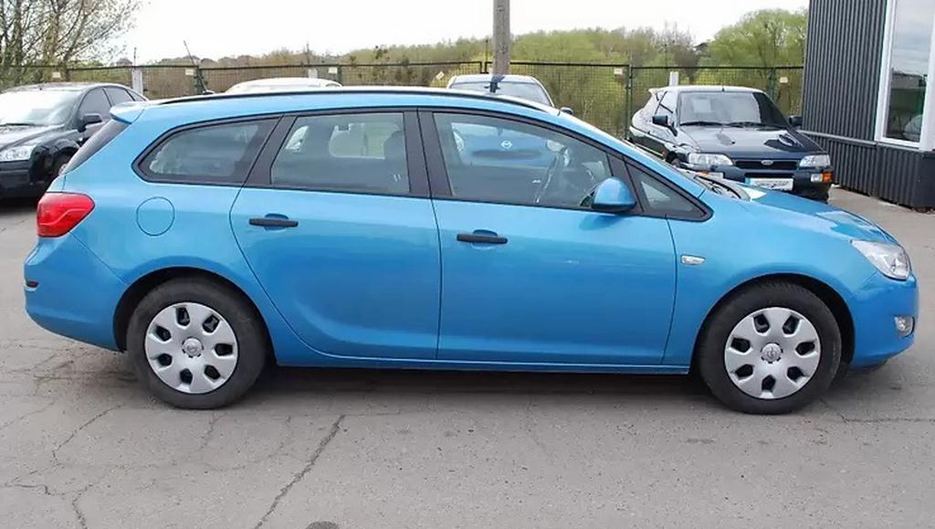 синий универсал Опель