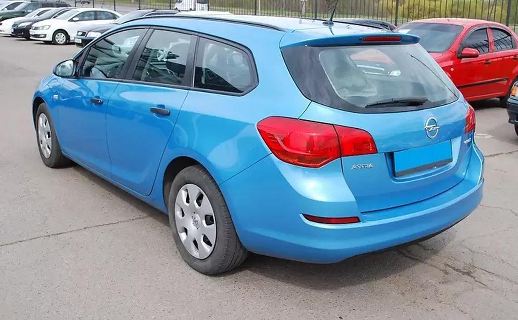 голубой универсал Опель Астра