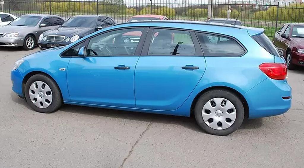 синий универсал Опель