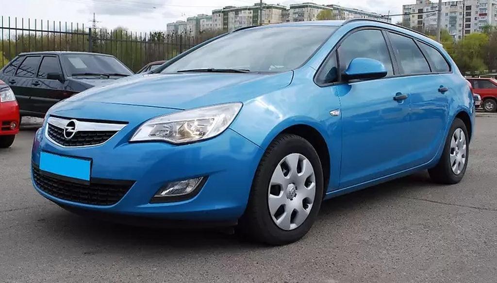 голубой Опель Астра
