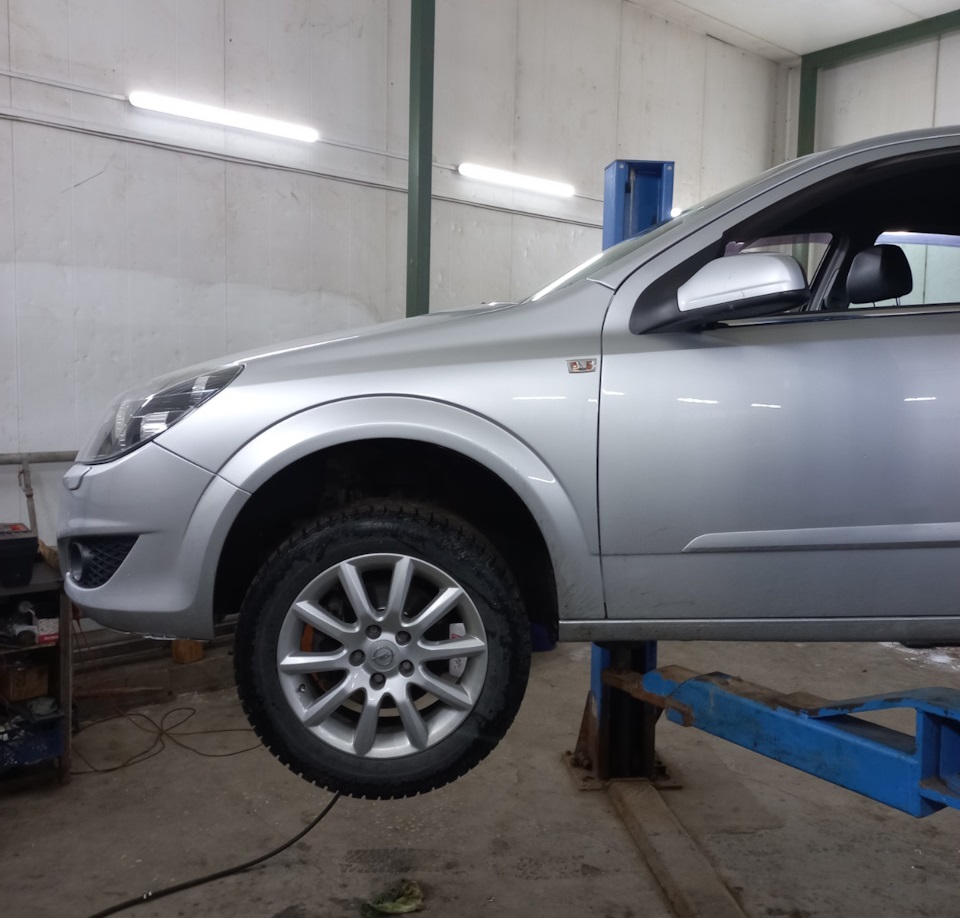 Подготовка Опель к замене передних пружин подвески