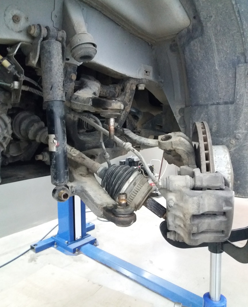 На некоторых моделях замена шаровых опор Опель затруднена