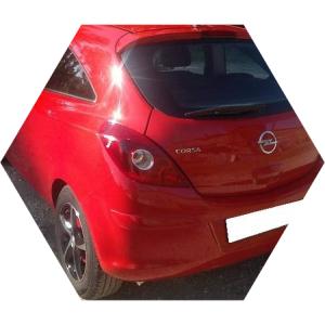 красный Опель Корса сзади