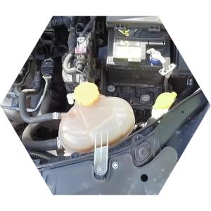 расширительный бачок под капотом на Корсе