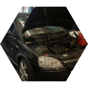 Корса с открытым капотом в сервисе