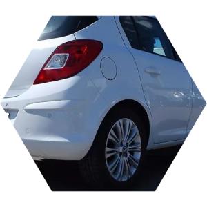 белый хетчбэк Опель сзади