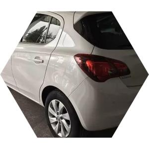 белый хетчбэк Опель сзади