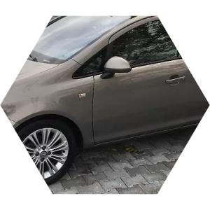 Опель Корса на улице