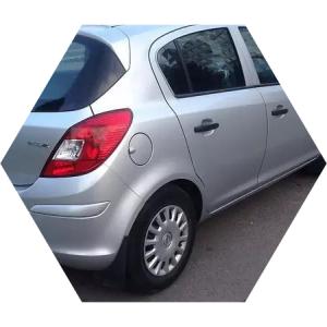 серый Опель Корса сзади