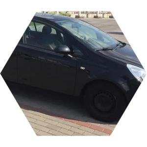 черный Опель Корса сбоку