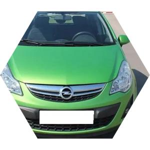 зеленый Опель Корса спереди