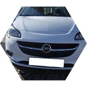 белый Опель Корса спереди