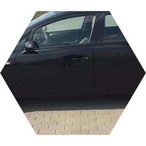 черный Опель Корса сбоку