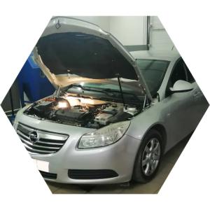 Опель Инсигния в автосервисе с открытым капотом