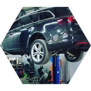 опель инсигния на подъемнике в сервисе