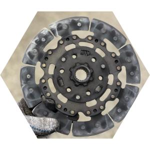 старый диск сцепления в руке