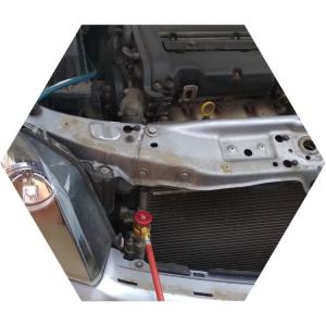 Опель Астра с подключенными шлангами для заправки кондиционера