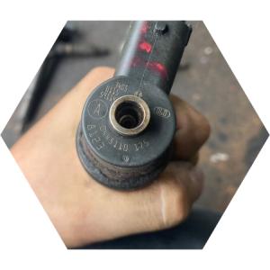 снятая форсунка в руке