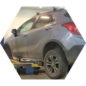 Опель Мокка в автосервисе на подъемнике