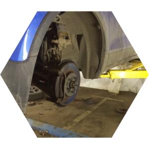 Опель Мокка в автосервисе на подъемнике