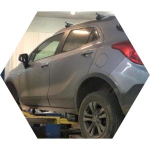 Опель Мокка в автосервисе на подъемнике