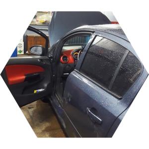 Опель Корса в процессе ремонта электроусилителя руля