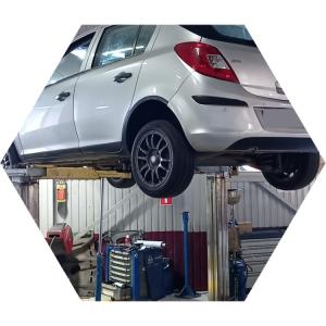 Опель Корса готовится к замене заднего сальника коленвала