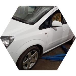 Опель Зафира в процессе замены бензонасоса