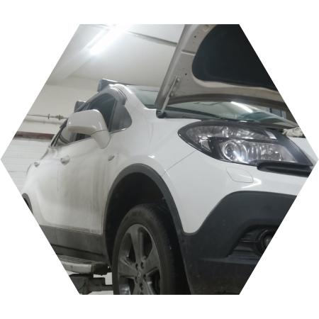 Опель Мокка в автосервисе на обслуживании