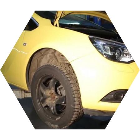 желтый Опель Астра GTC на подъемнике